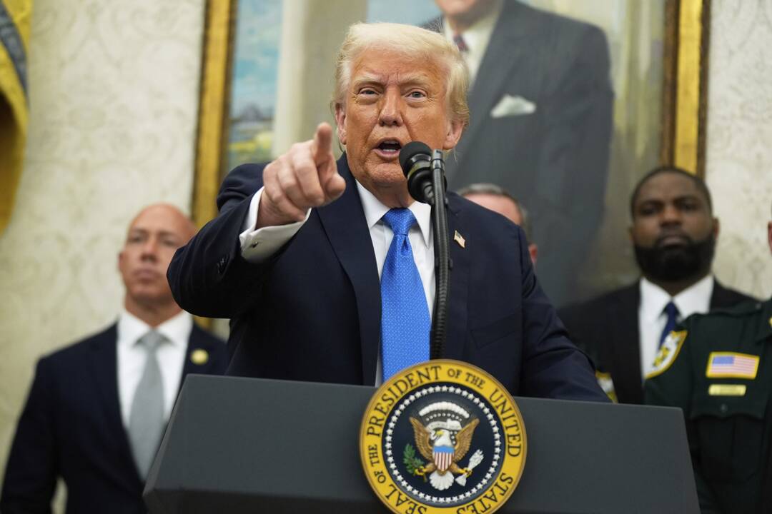 Trumpas vėl kalba apie pasitraukimą iš taikos derybų