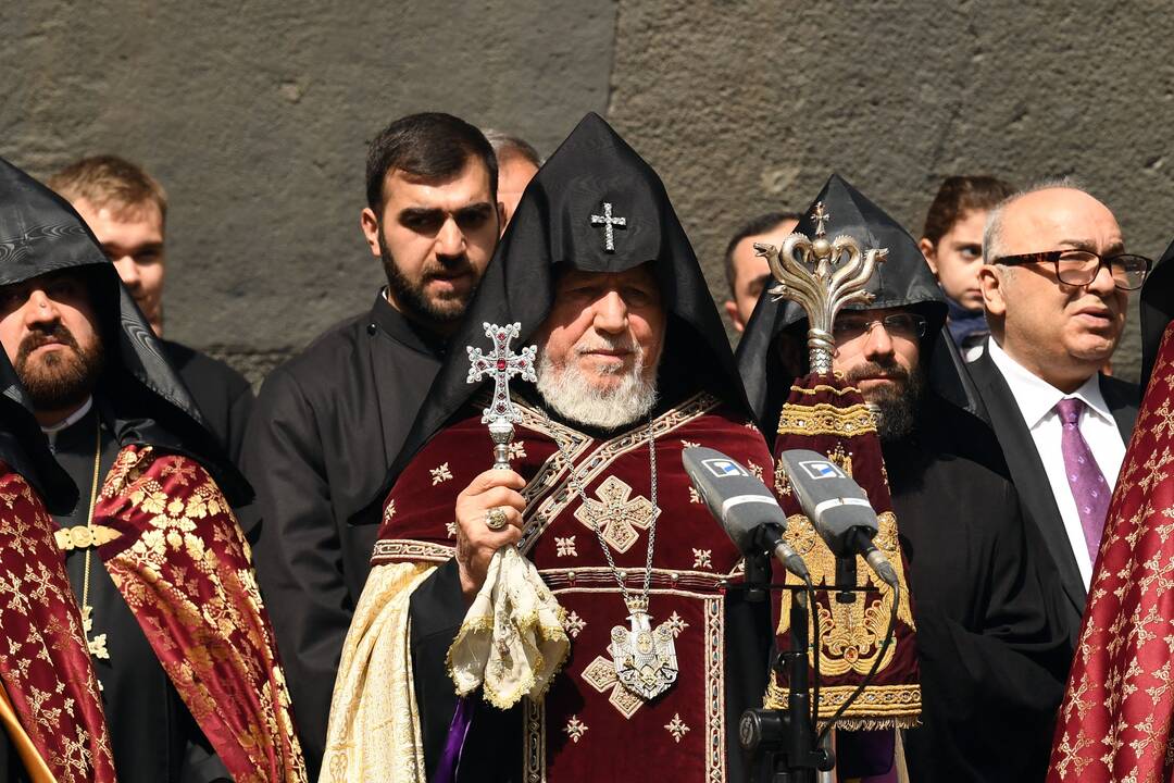 Armėnijos premjeras ragina nušalinti bažnyčios vadovą