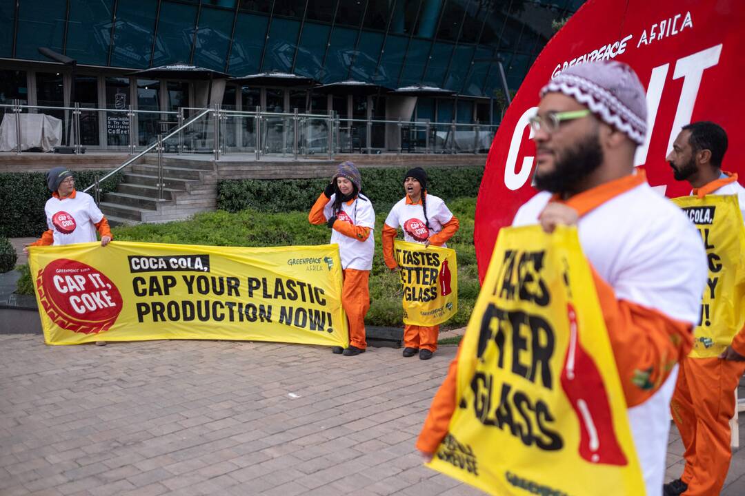 „Greenpeace“ smerkia „Coca-Cola“ dėl milijardų plastikinių butelių