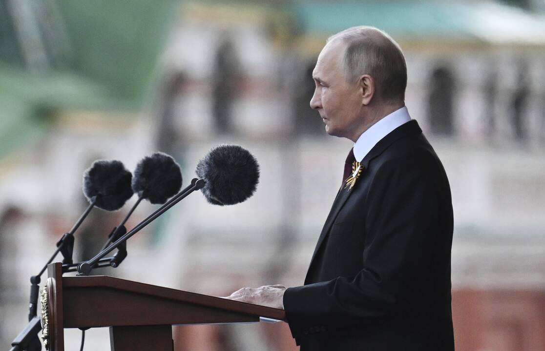 Putinas priėmė paradą Maskvoje, skelbė, kad jo karą palaiko visi rusai