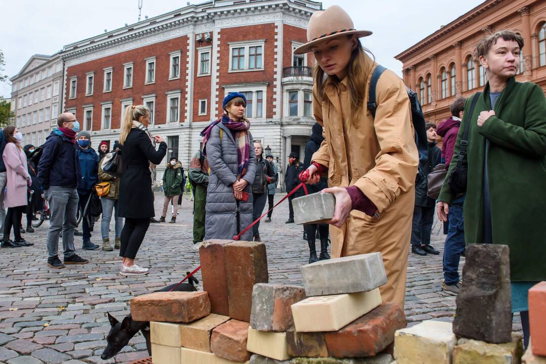Protestuojantys kūrėjai Rygoje krovė plytas