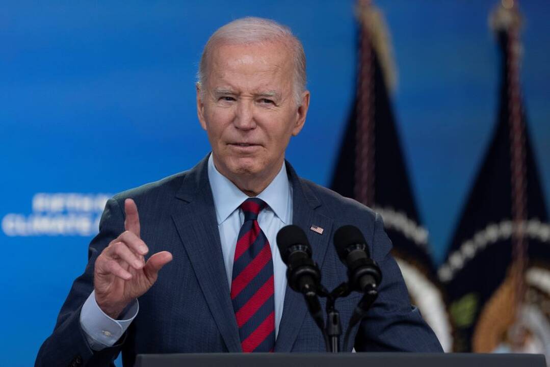 J. Bidenui sukanka 81-eri, tačiau po didinamuoju stiklu ir 77-erių D. Trumpas
