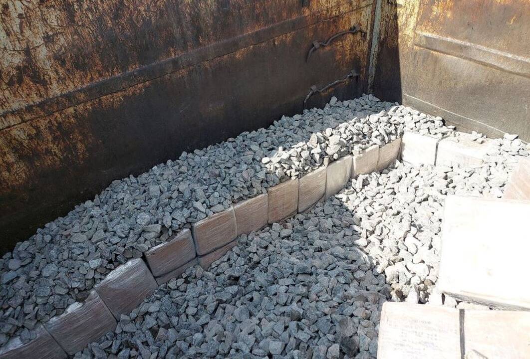 Iš Baltarusijos atvykusiame traukinyje aptikta kontrabanda: cigaretes slėpė po skalda
