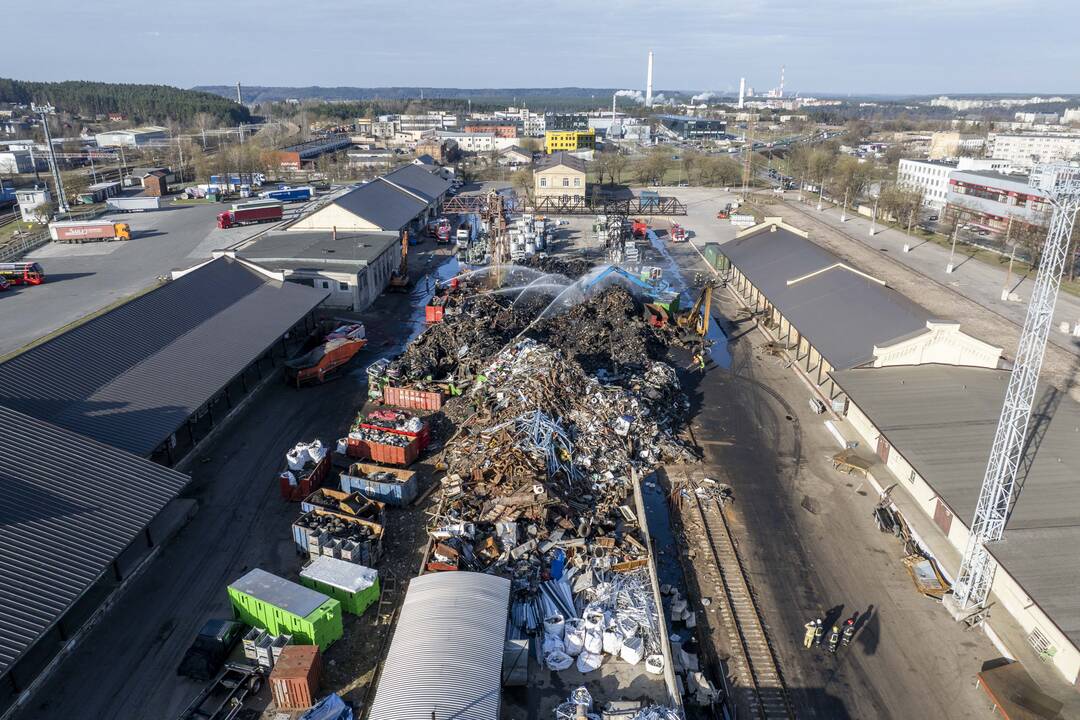 Užgesintas didelis gaisras Vilniaus automobilių sąvartyne