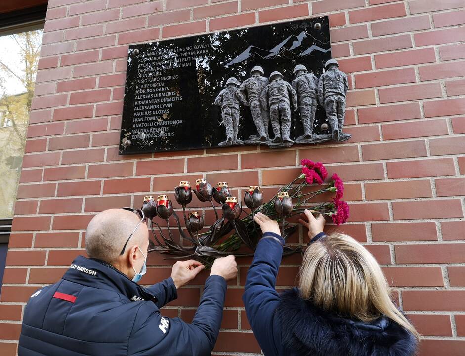 Prisiminė: klaipėdiečiai Afganistano karo veteranai Vėlinių proga pagerbė 1979–1989 m. Sovietų Sąjungos ir Afganistano kariniame konflikte žuvusius ginklo draugus.