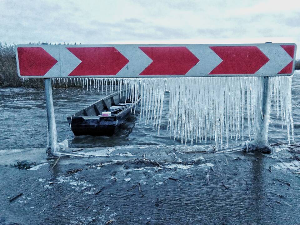 Kūryba: nukritus oro temperatūrai, vyraujant smarkiam vėjui ir besitaškant Kuršių marių vandeniui, atsirado štai tokie įspūdingi ledo kūriniai.