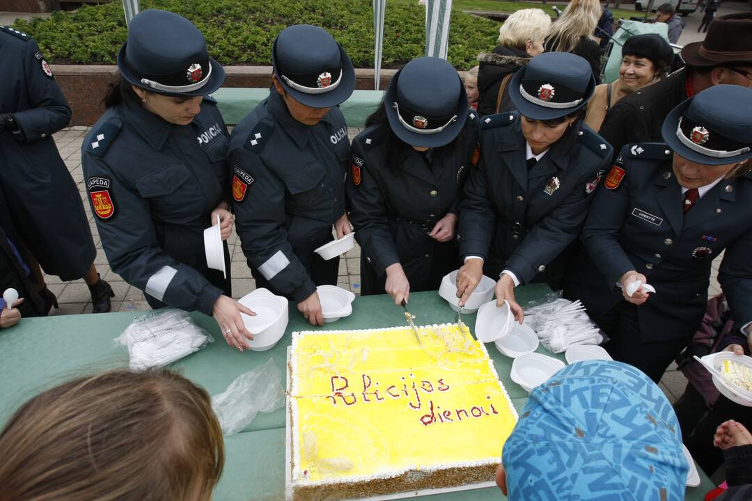 Pašventė: Policijos dienos minėjimas Klaipėdoje paprastai vyksta kultūringai. Tačiau Skuodo policijos vadui šventė šįsyk baigėsi tarnybiniu patikrinimu, o kolegai – sužalojimais. Kuo nepasidalijo bendradarbiai, nėra žinoma.