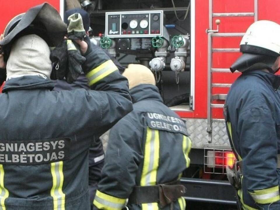 Ugniagesiai skubėjo į Vilkaviškį: pavyko išgelbėti per gaisrą smalkėmis apsinuodijusį vyrą