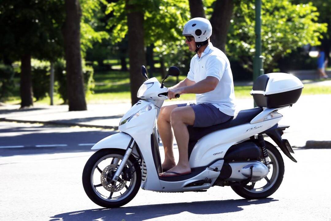 Neblaivus motorolerio vairuotojas bandė sprukti nuo policijos
