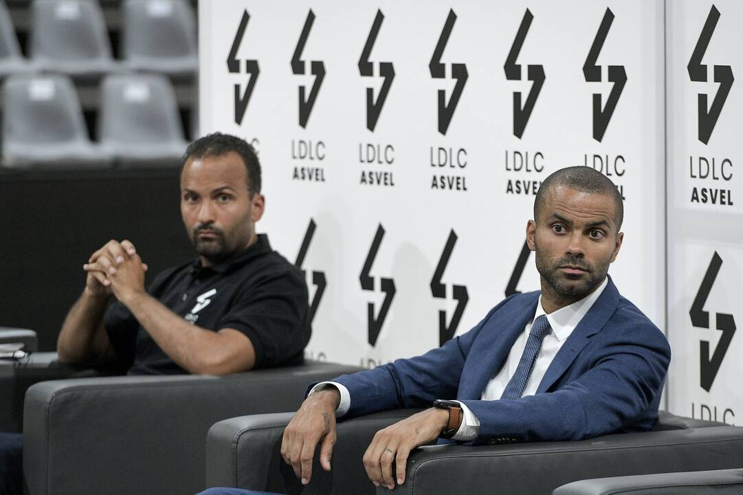 Karjera: amerikietis K.Hayesas (dešinėje) iš ASVEL persikėlė į Turkiją, o šiemet – į „Žalgirį“.