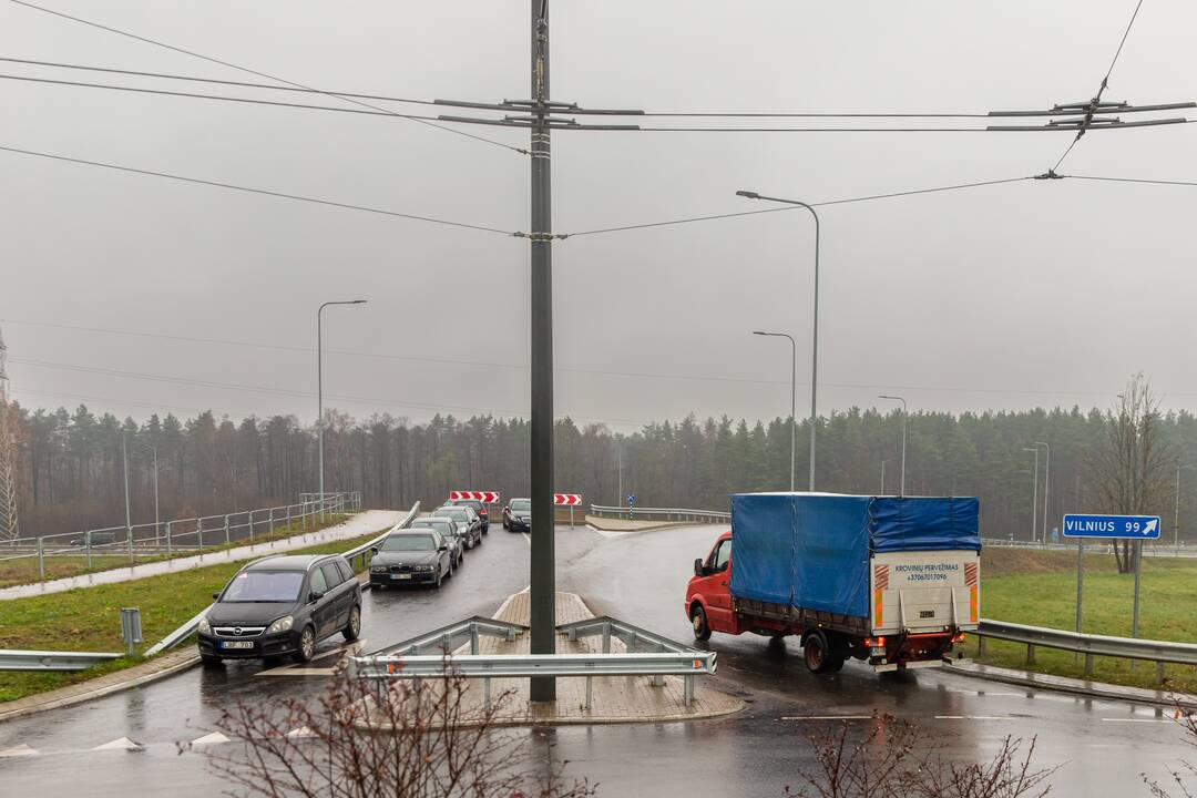Darbai: siekiant gerinti susisiekimą, įrengtas Ašigalio gatvės viadukas, tvarkoma S.Žukausko gatvė.