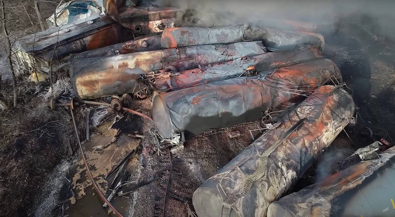 Traukinio avarija, po kurios į orą ir vandenį pasklido cheminės medžiagos.