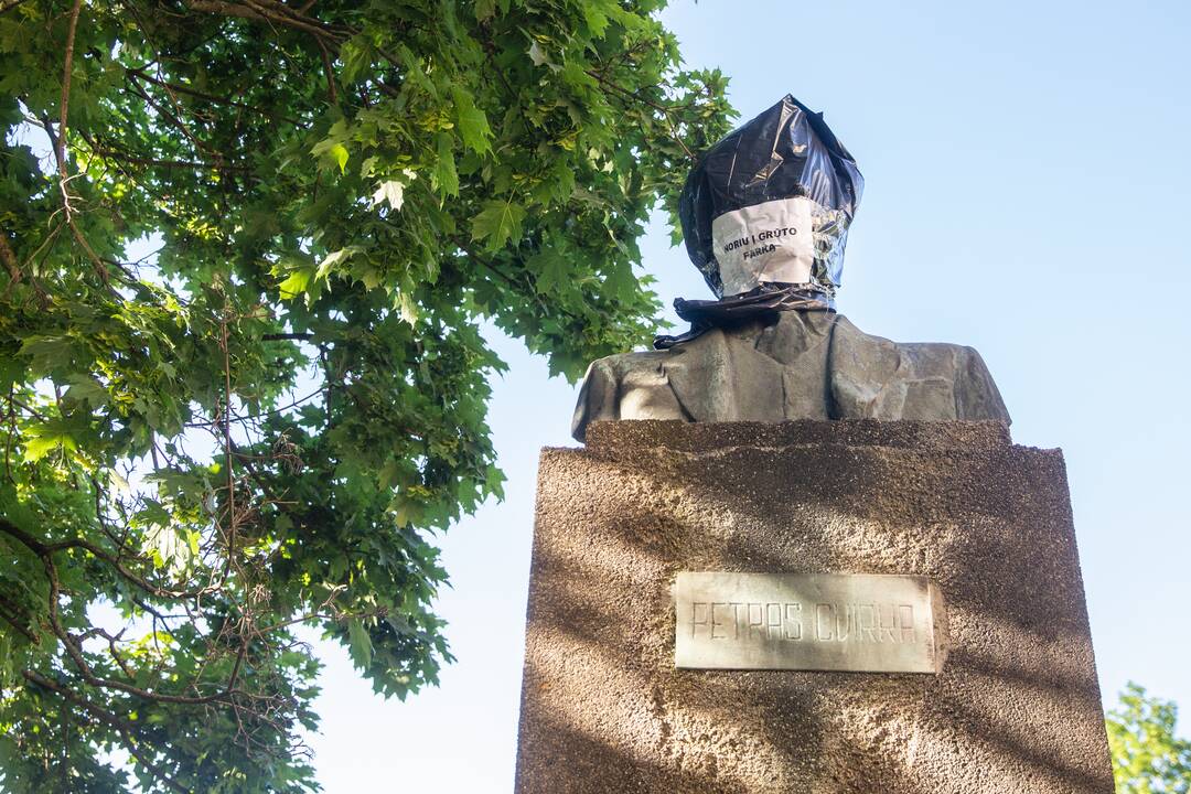 Prostestas prieš P. Cvirkos paminklą