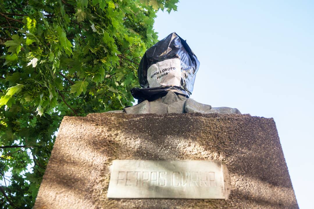 Prostestas prieš P. Cvirkos paminklą