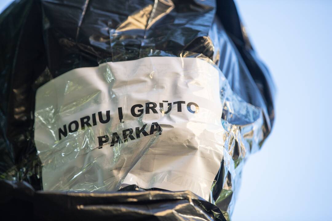 Prostestas prieš P. Cvirkos paminklą