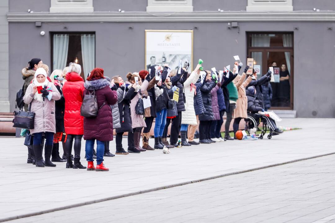 Prie Kauno savivaldybės tėvai protestuoja prieš skiepus vaikams