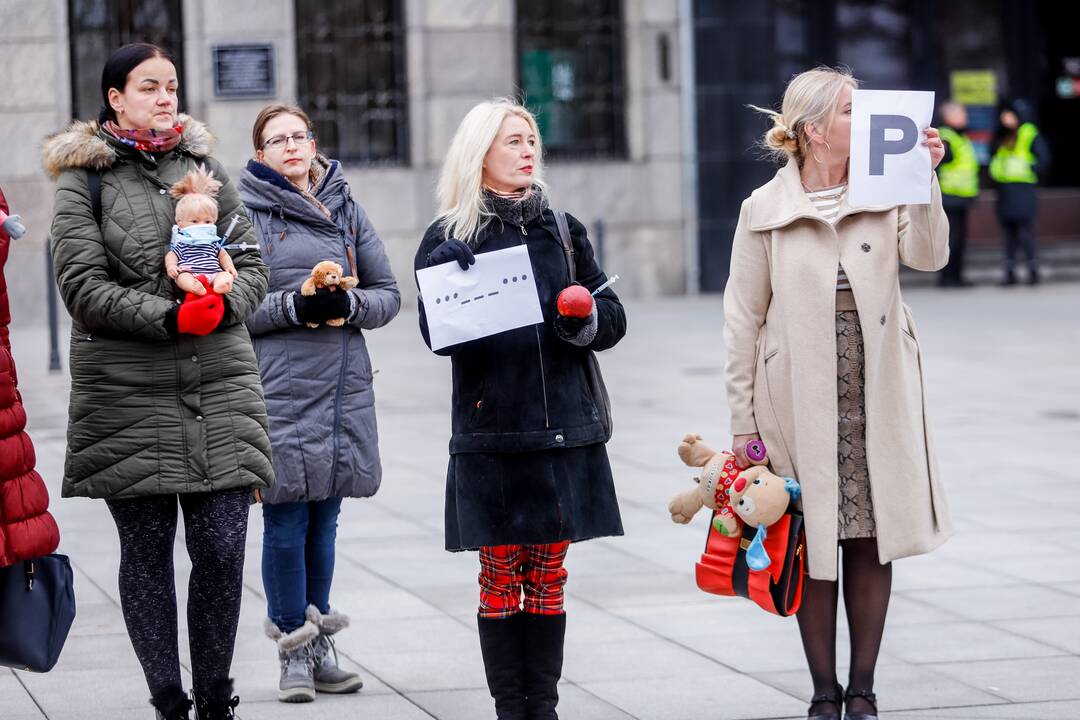 Prie Kauno savivaldybės tėvai protestuoja prieš skiepus vaikams