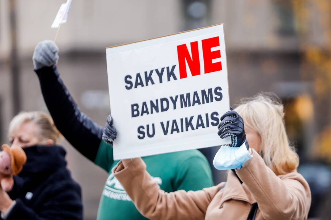 Prie Kauno savivaldybės tėvai protestuoja prieš skiepus vaikams