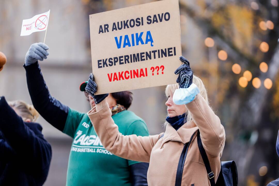 Prie Kauno savivaldybės tėvai protestuoja prieš skiepus vaikams