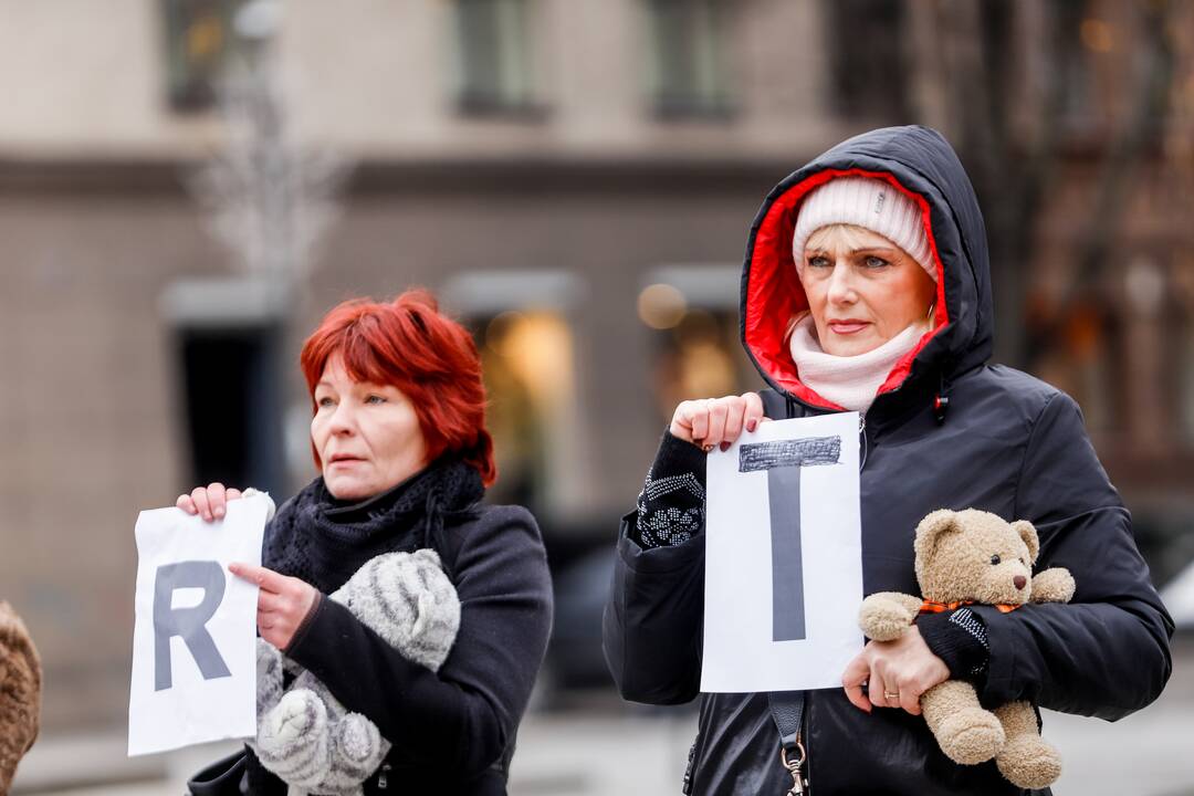 Prie Kauno savivaldybės tėvai protestuoja prieš skiepus vaikams