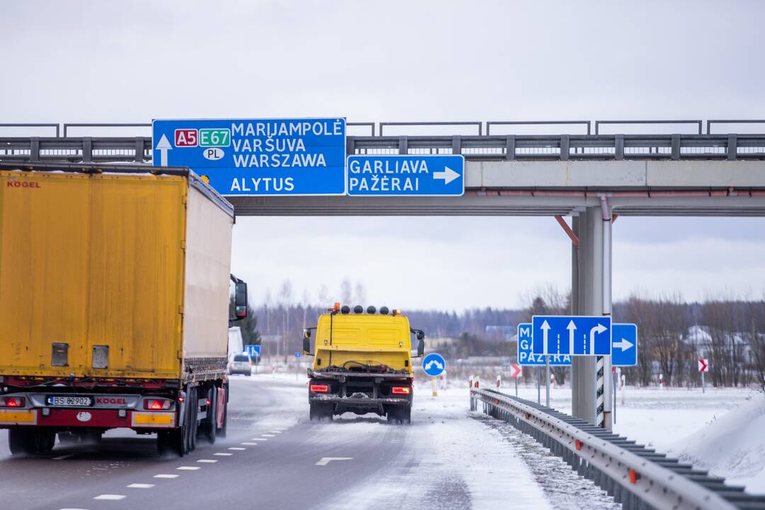 Kauno rajone į griovį nuslydo vilkikas