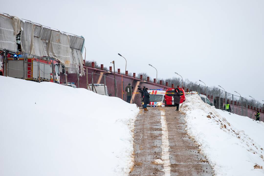 Nelaimė Kaune – tilto per Nerį statybų aikštelėje ant žmonių nukrito plokštė