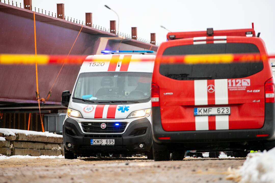 Nelaimė Kaune – tilto per Nerį statybų aikštelėje ant žmonių nukrito plokštė