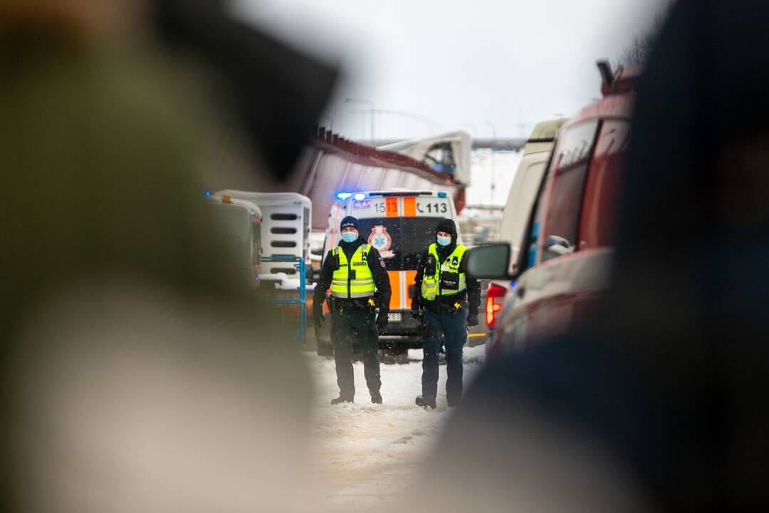 Nelaimė Kaune – tilto per Nerį statybų aikštelėje ant žmonių nukrito plokštė