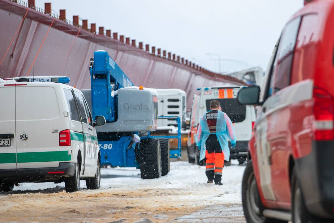 Nelaimė Kaune – tilto per Nerį statybų aikštelėje ant žmonių nukrito plokštė