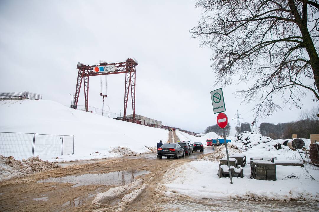 Nelaimė Kaune – tilto per Nerį statybų aikštelėje ant žmonių nukrito plokštė