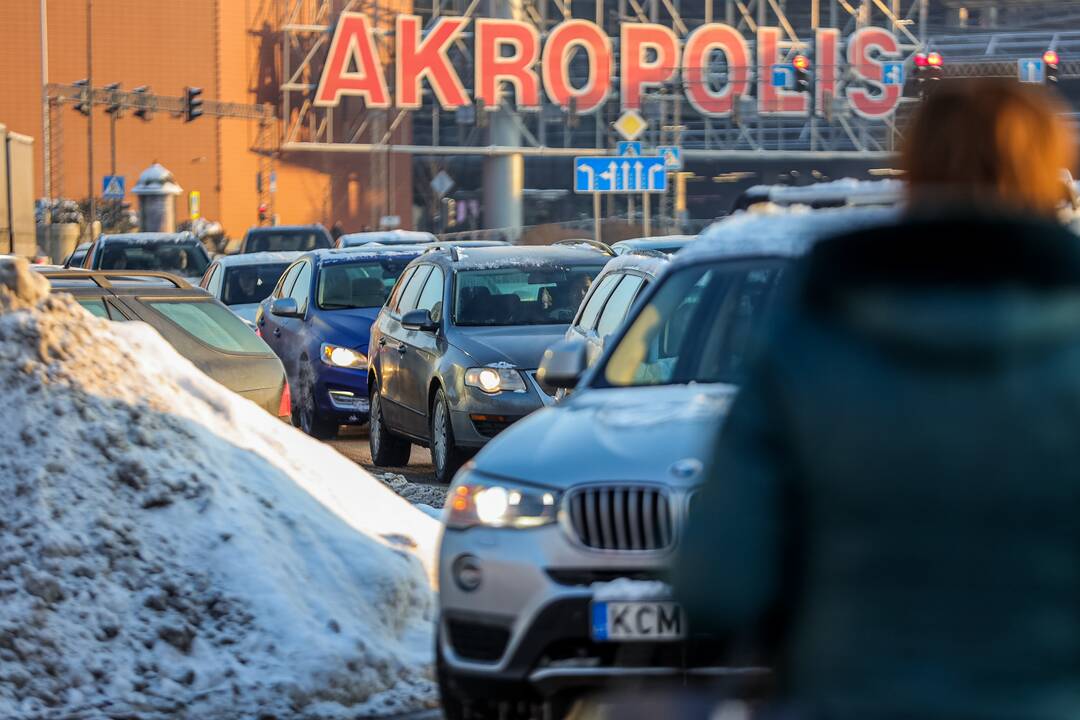 Prie degalinių Kaune – didžiulės automobilių eilės