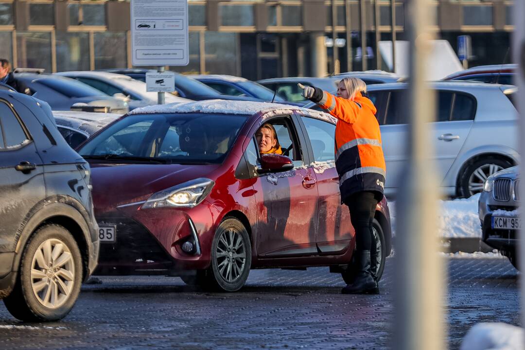 Prie degalinių Kaune – didžiulės automobilių eilės