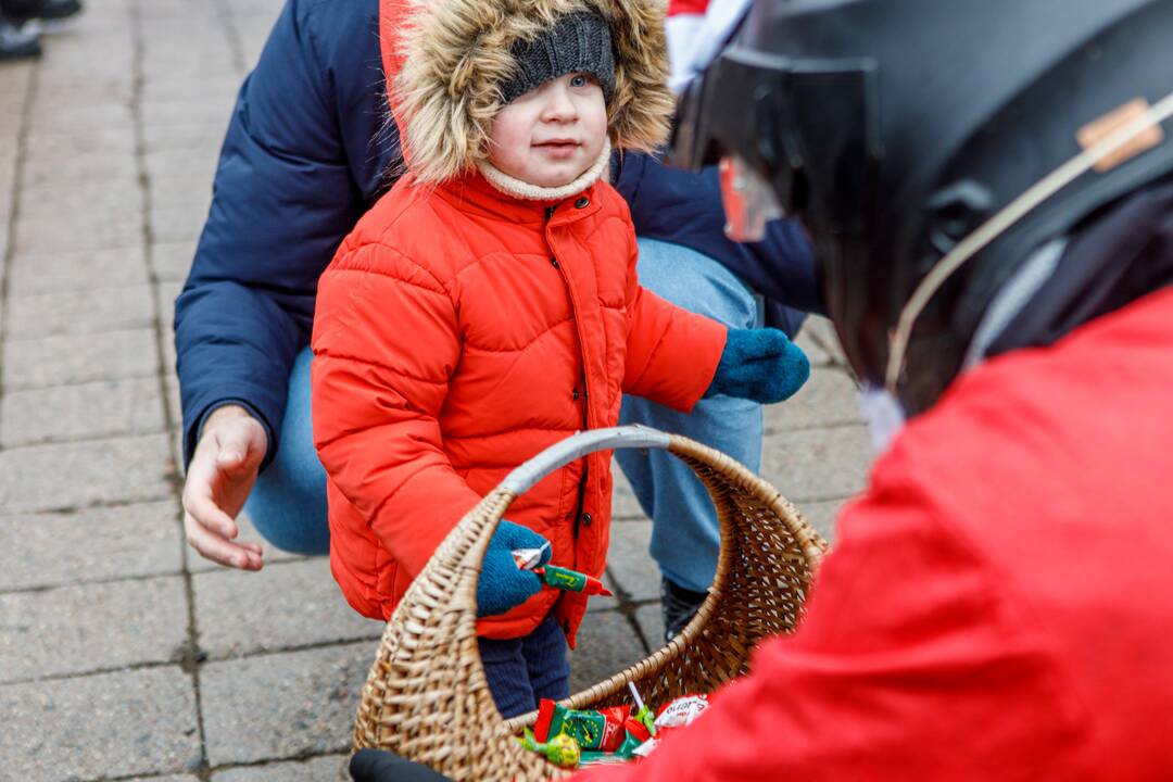 Po Kauną pabiro ratuoti Kalėdų Seneliai