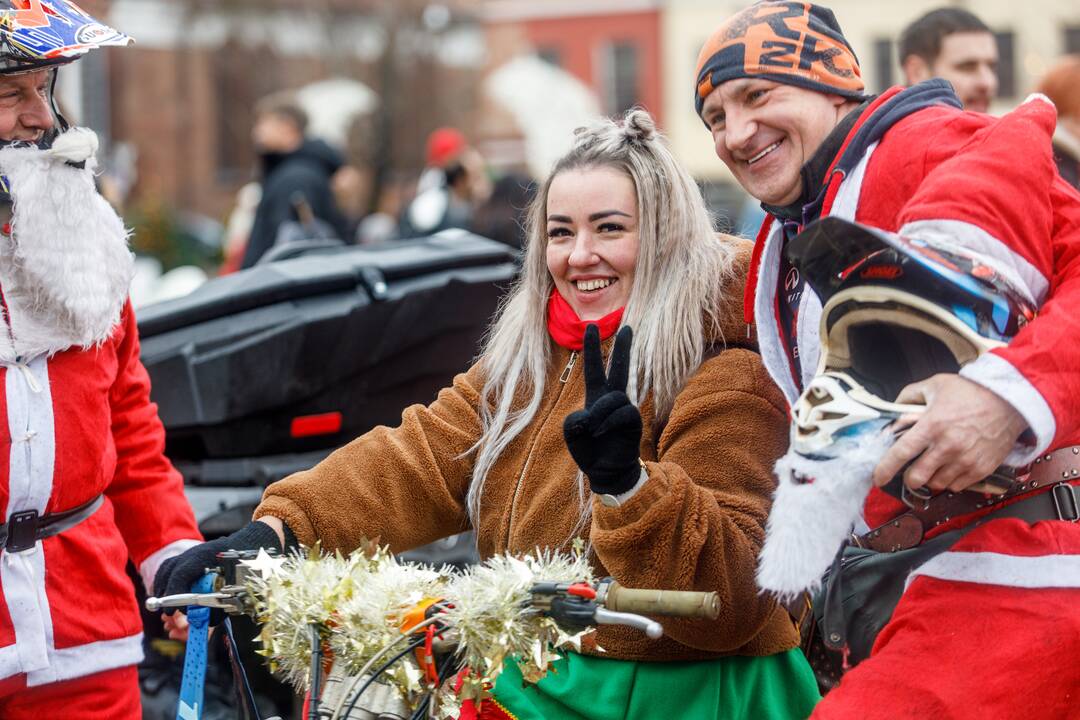 Po Kauną pabiro ratuoti Kalėdų Seneliai