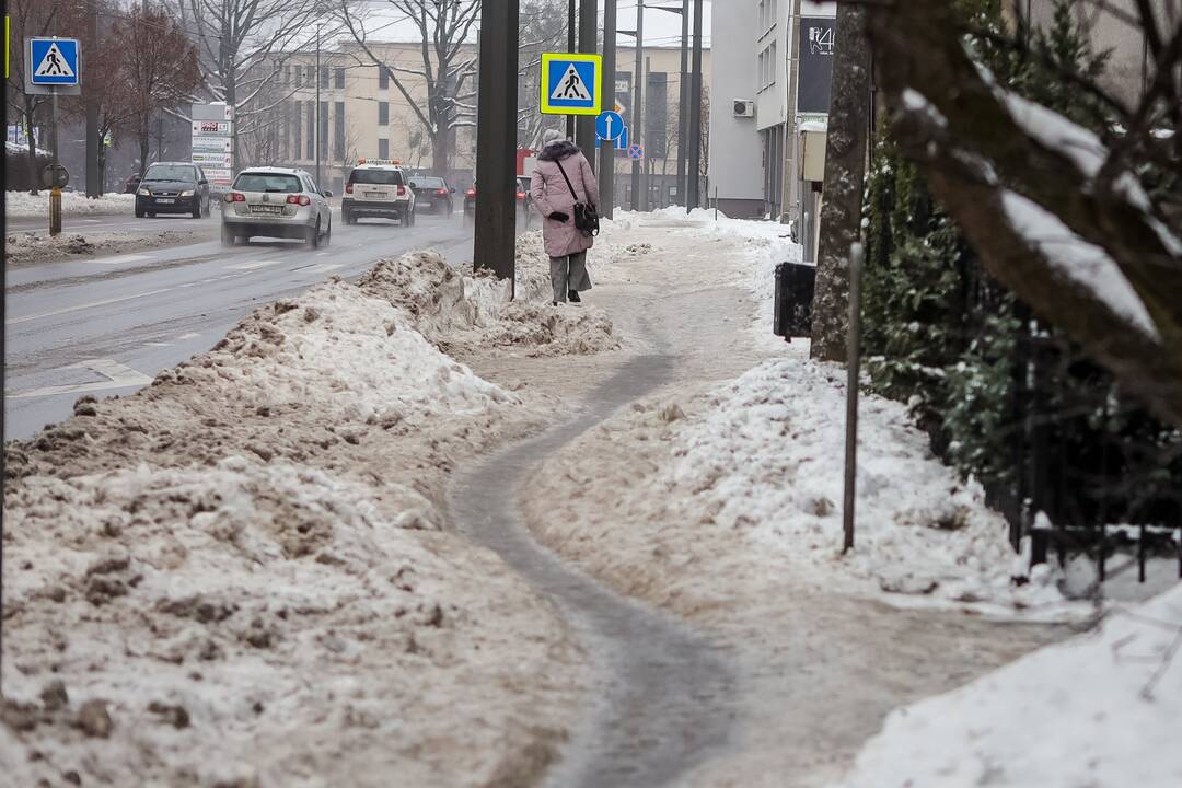 Eismo sąlygas Kaune sunkina plikledis