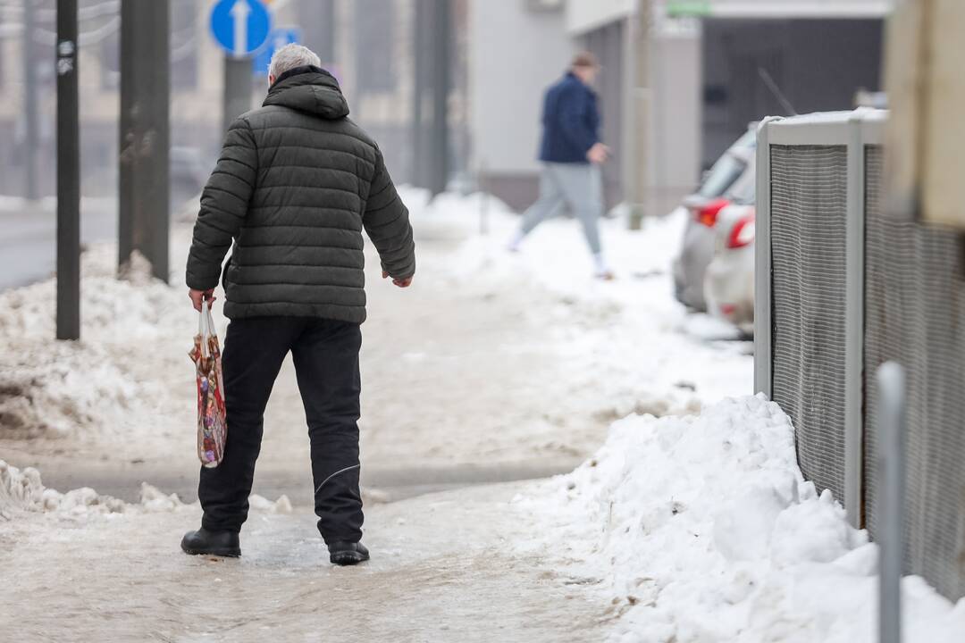 Eismo sąlygas Kaune sunkina plikledis