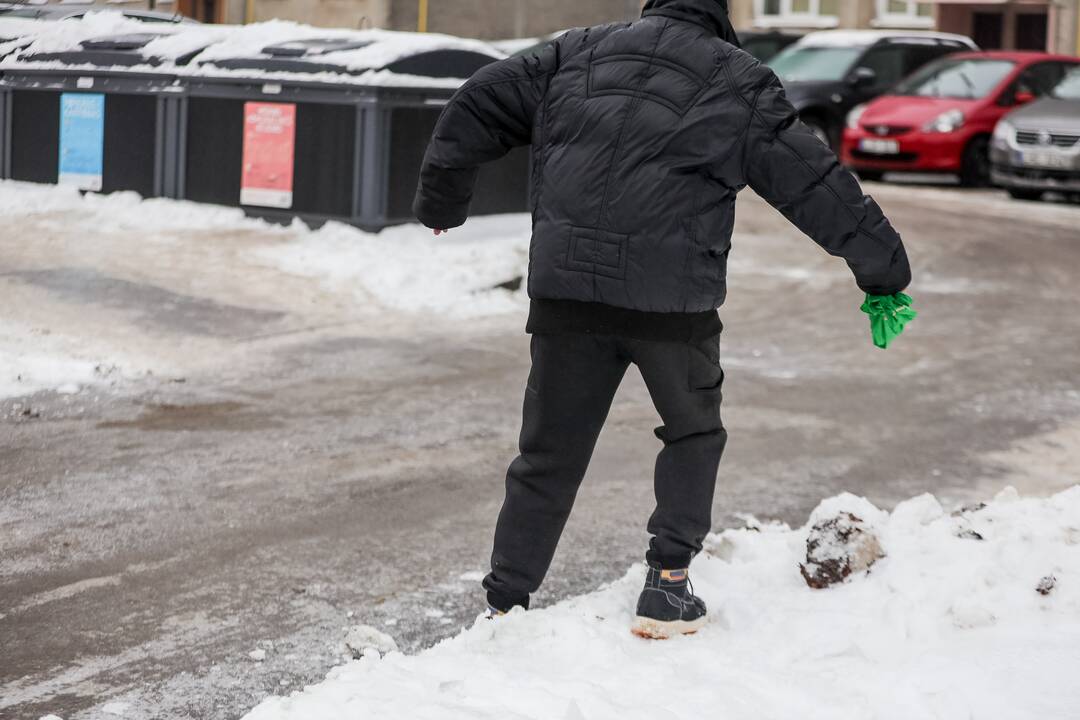 Eismo sąlygas Kaune sunkina plikledis