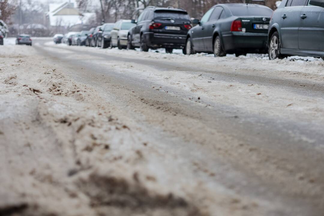 Eismo sąlygas Kaune sunkina plikledis