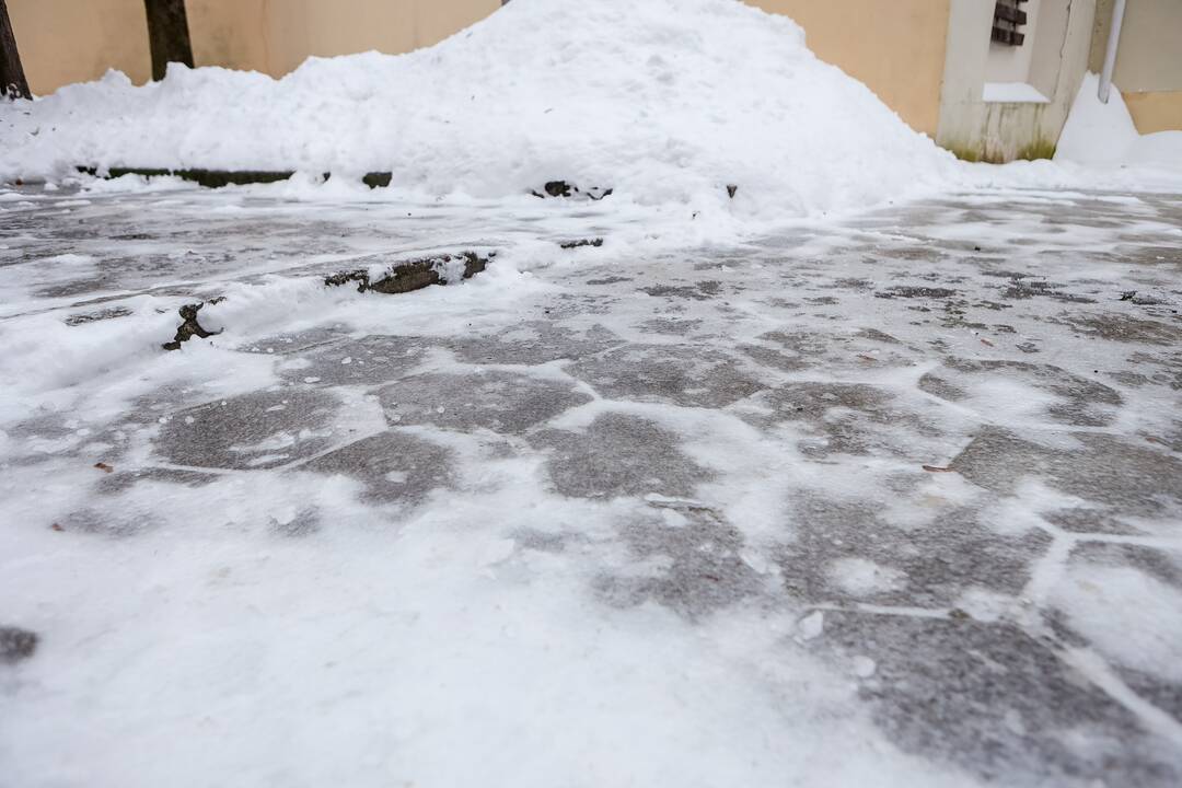 Eismo sąlygas Kaune sunkina plikledis