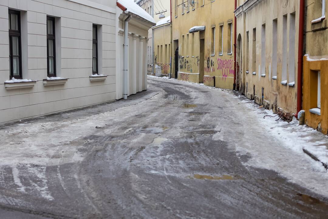 Eismo sąlygas Kaune sunkina plikledis