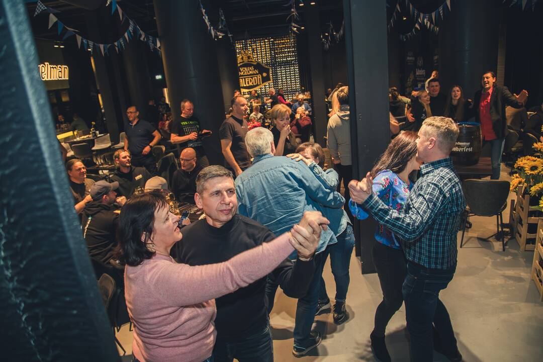 Akcentas: kiekviena bavariška šventė prasideda nuo gėrimo statinės atidarymo.