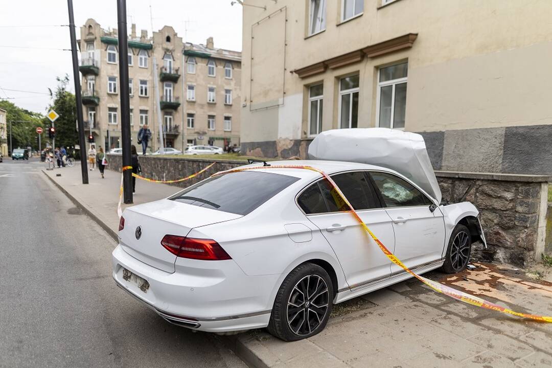 Vilniaus centre automobilis rėžėsi į Centro poliklinikos sieną