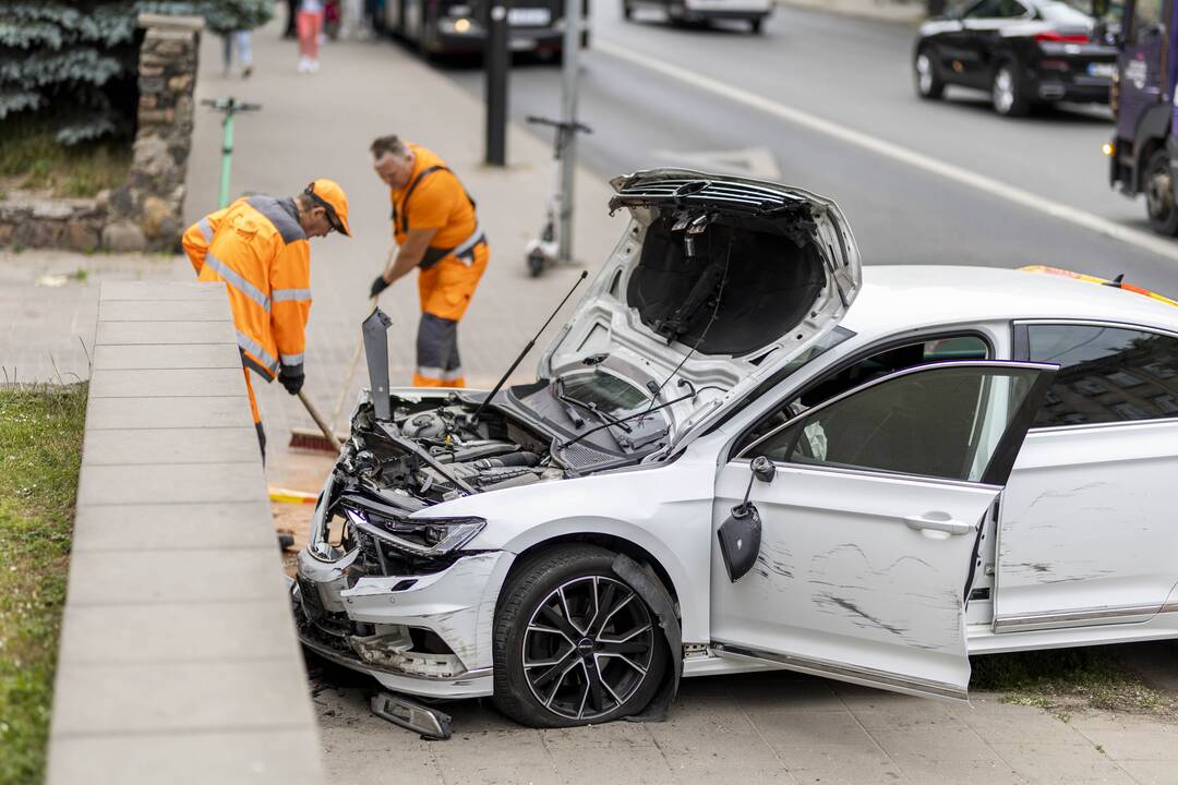 Vilniaus centre automobilis rėžėsi į Centro poliklinikos sieną