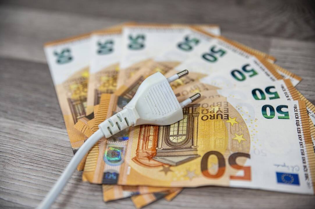 LEA: per savaitę elektros kainas sumažino du tiekėjai