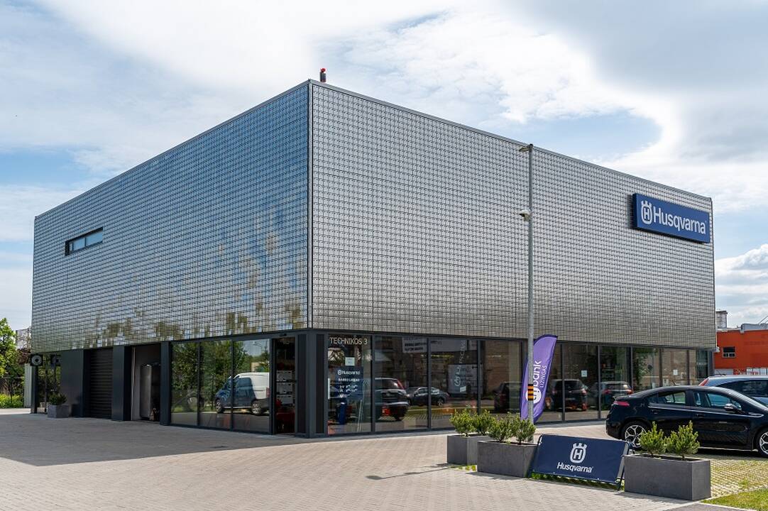 Įgyvendinta: ant pastato sumontuotos plokštelės reaguoja į vėjo dvelksmą, jo intensyvumą, kryptį ir pastatas tarsi atgyja. 
