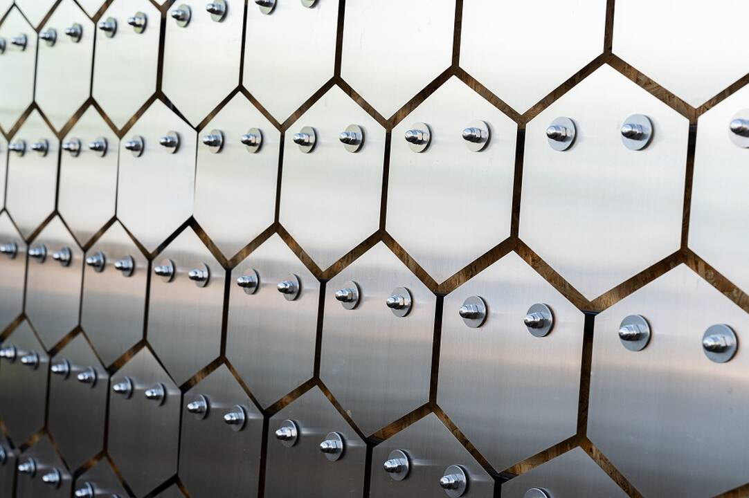 Įgyvendinta: ant pastato sumontuotos plokštelės reaguoja į vėjo dvelksmą, jo intensyvumą, kryptį ir pastatas tarsi atgyja. 