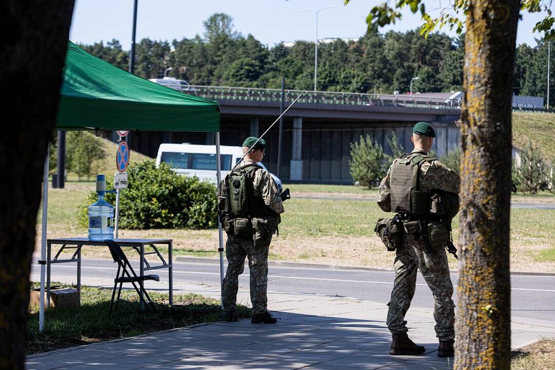 Policijos pareigūnai ir Lietuvos kariuomenės kariai „Litexpo“  prieigose