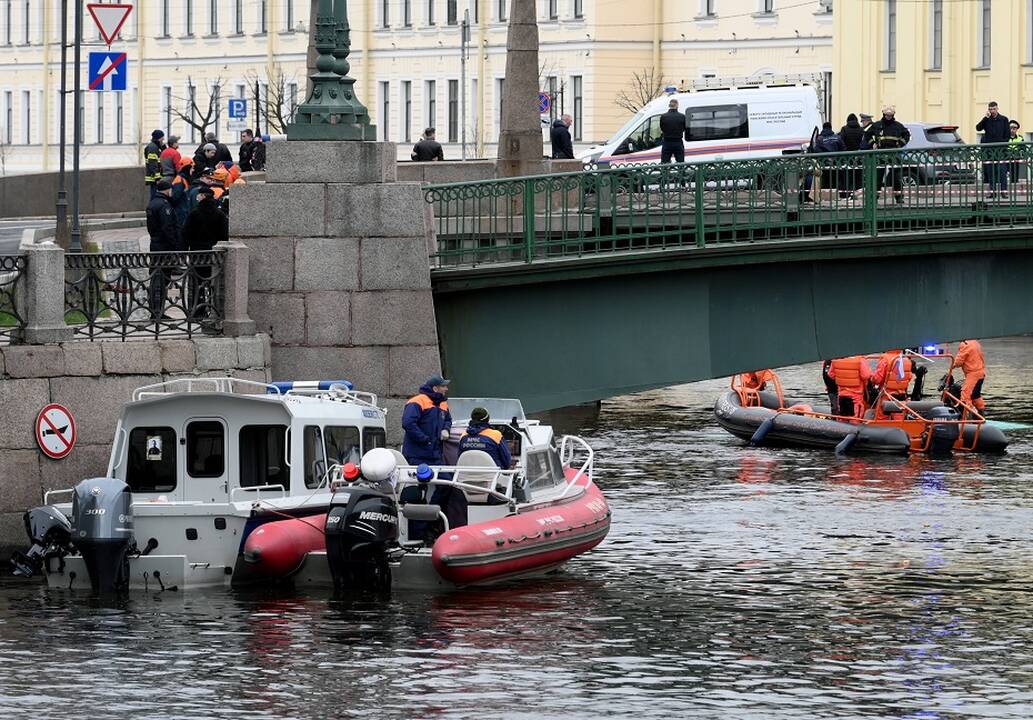 Sankt Peterburge į upę įkritus autobusui žuvo trys žmonės