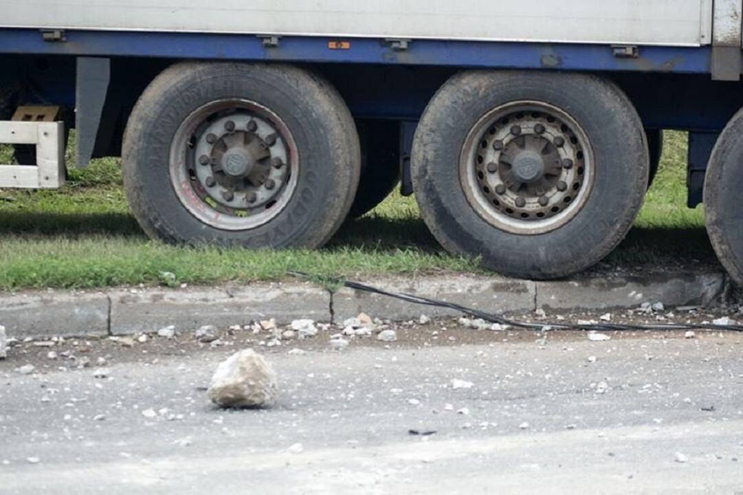 Avarija Vilniuje: vilkikas kliudė pėsčiųjų tiltą, formuojasi spūstys