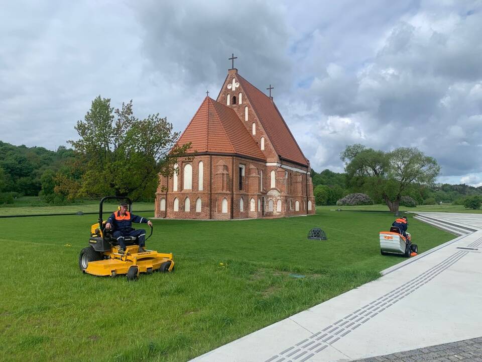 Patogu: prie Zapyškio Šv. Jono Krikštytojo bažnyčios žolė pjaunama mechaniškai.